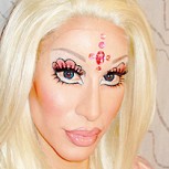 Insólita polémica: “Ken” de carne y hueso se vistió de “Barbie” humana para burlarse