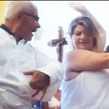 Video: Cura sorprende y se pone a bailar con una feligresa en plena misa
