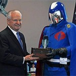Alcalde condecora al “Comandante Cobra” de G.I. Joe: Una insólita distinción