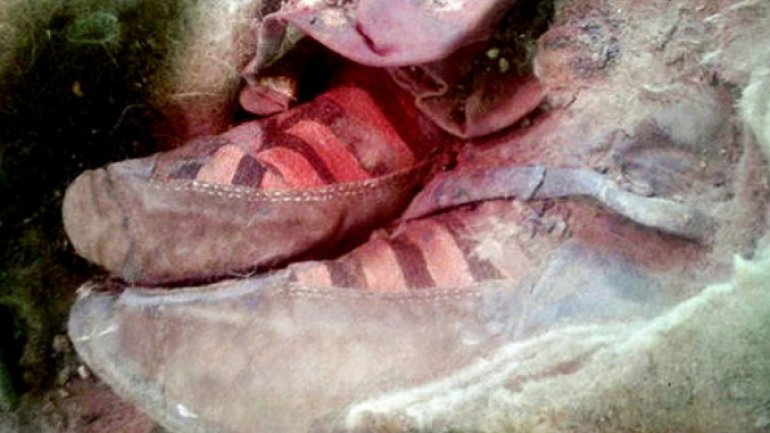 Momia con Zapatillas Adidas