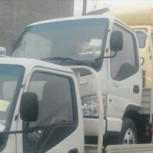 Ciudadano chino es multado por conducir con camiones apilados uno encima del otro