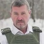 Jefe de una empresa de chalecos antibalas recibe sonriente disparos con una Kalashnikov
