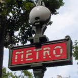 Mujer en Francia es multada en el Metro por caminar en sentido contrario