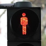 China implementa un sistema que moja a los peatones que cruzan en rojo