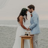 Mujer arruinó imagen símbolo de un matrimonio en la playa y hubo burlas en redes sociales