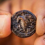 Niña de 11 años hizo increíble hallazgo: Una moneda de unos dos mil años de antigüedad