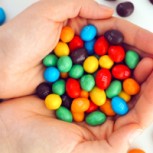 Joven australiano logró armar la torre más alta de M&M: Un dulce desafío