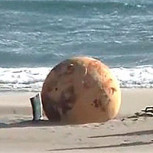 Bola gigante de metal aparecida en una playa de Japón tiene al mundo intrigado