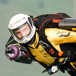 Increíble hazaña: “Hombre Jet” vuela junto a un avión