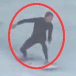 Surfista cambia de tabla mientras toma una gran ola y se vuelve viral