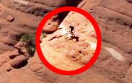Dron graba a ciclista arriesgando su vida al pedalear en una pendiente casi vertical