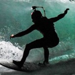 Surfistas conquistan las olas en la oscuridad: Espectaculares fotografías nocturnas