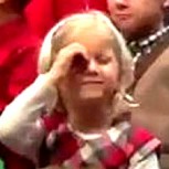 Niña canta con lengua de señas a sus padres sordos en función de Navidad