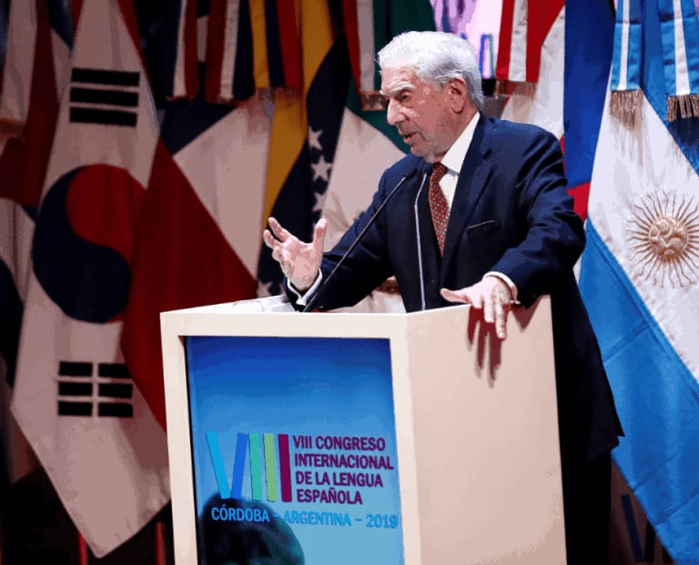 Mario Vargas Llosa durante su discurso en el VIII Congreso de la Lengua Española.