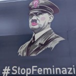 Polémica en España por un autobús con una imagen de Hitler y el hashtag #StopFeminazis