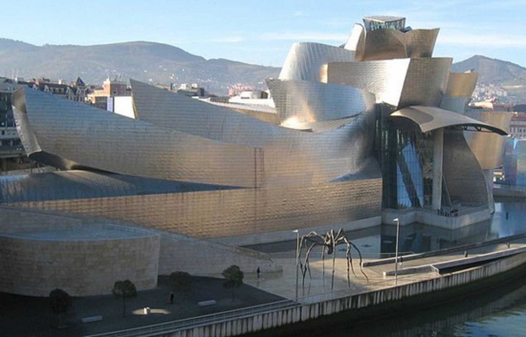 El Museo Guggenheim es conocido por su impresionante arquitectura exterior.