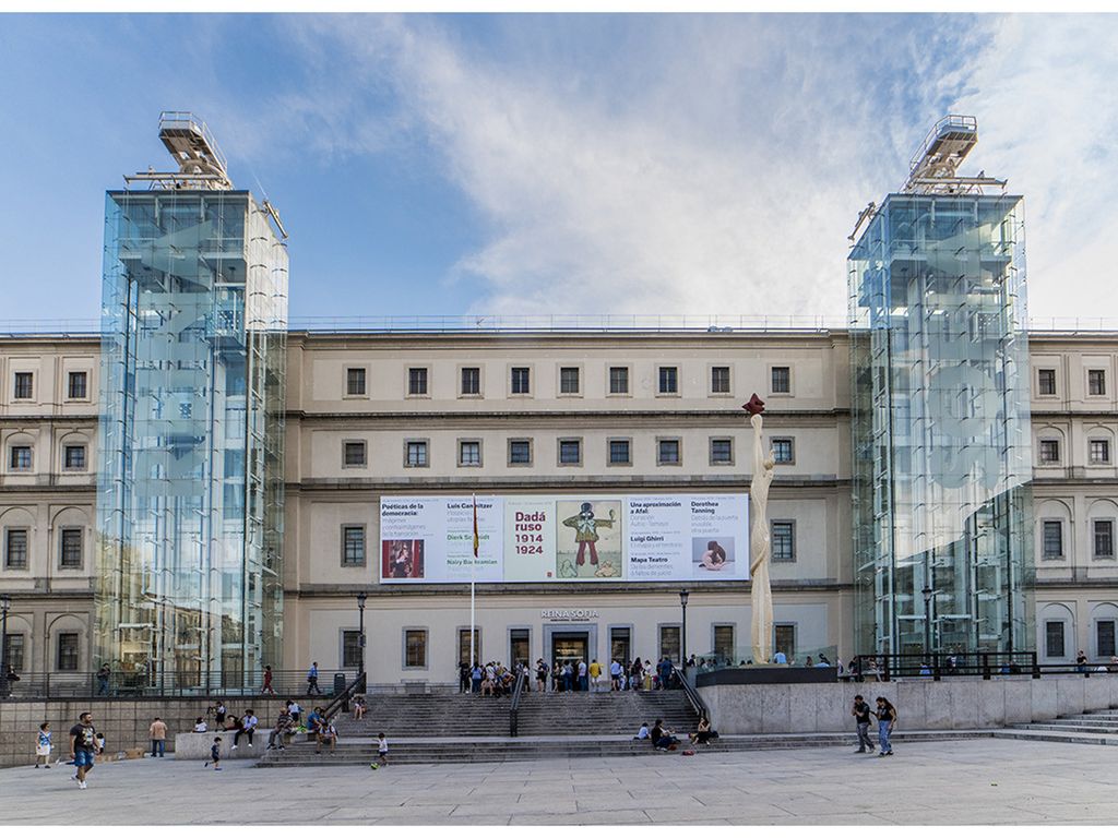 Museo Reina Sofía con sus emblemáticos ascensores de vidrio y acero.