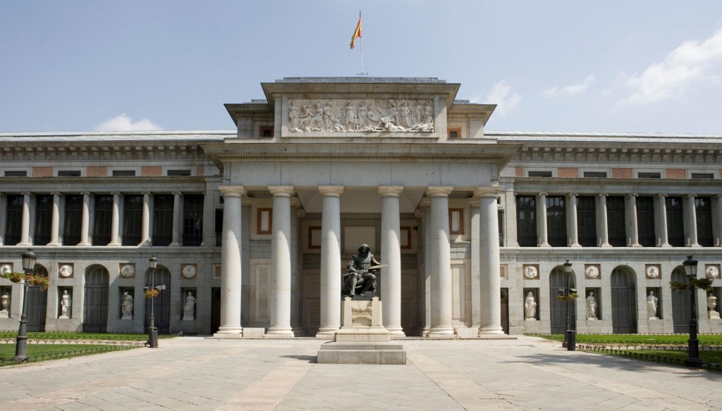 Fachada del Museo del Prado presidido por Velázquez.