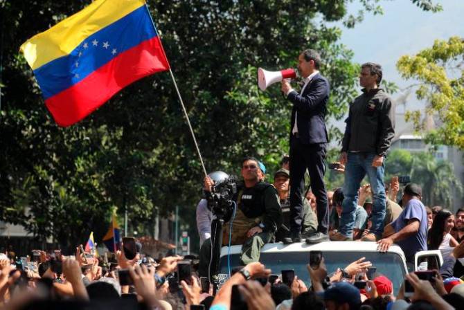 Juan Guaidó con Leopoldo López proclamando un discurso ayer en Caracas.