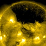 Imágenes increíbles: Un “agujero” solar, la Tierra distante y el cometa del siglo