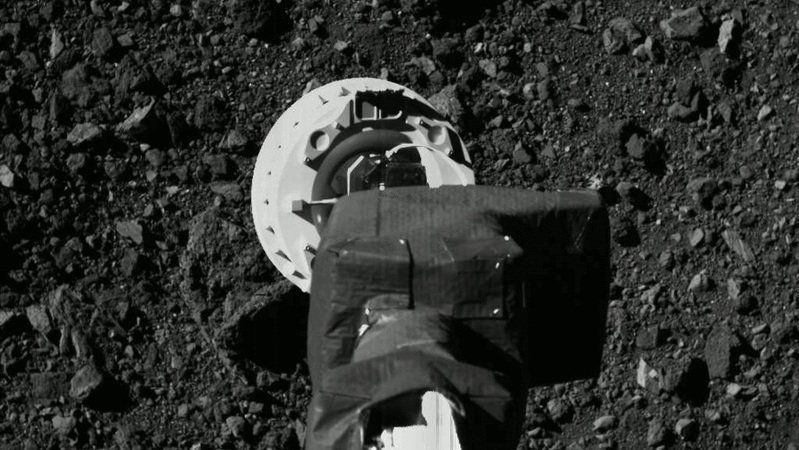 Vista de la sonda llegando al asteroide para tomar muestras.
