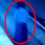 Cámaras graban sorprendente desaparición de mujer fantasma en plena calle
