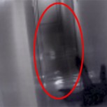 Cámara de seguridad capta a supuesto fantasma atacando a un hombre