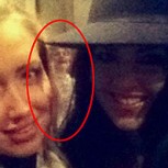 Macabro fantasma apareció en selfie tomada por dos amigas en un bar