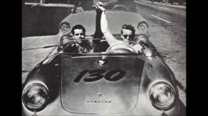 James Dean y su copiloto en el Porsche Spyder