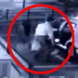 Video muestra a supuesto fantasma siguiendo a un pasajero a un taxi