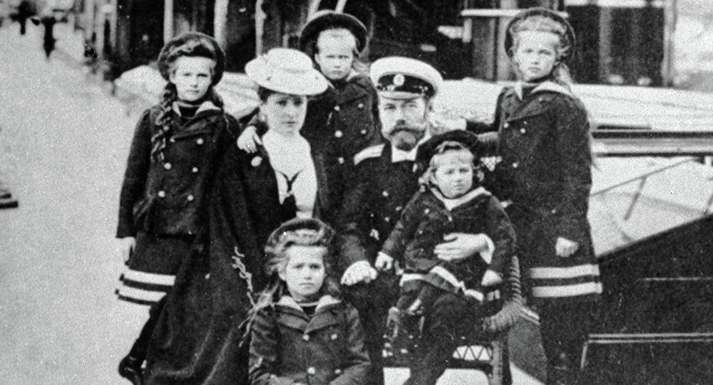 El Zar Nicolás II junto con esposa y sus cinco hijos, antes que fueran fusilados por los bolcheviques.