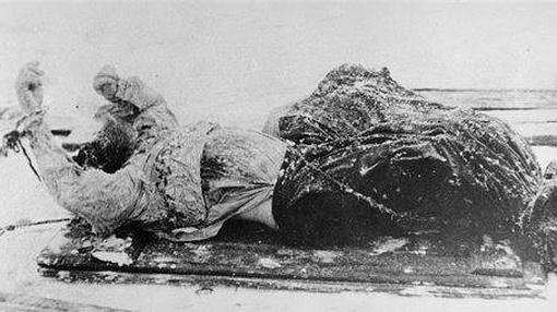 El cadáver congelado de Rasputín, fotografiado por la policía rusa en 1916. 