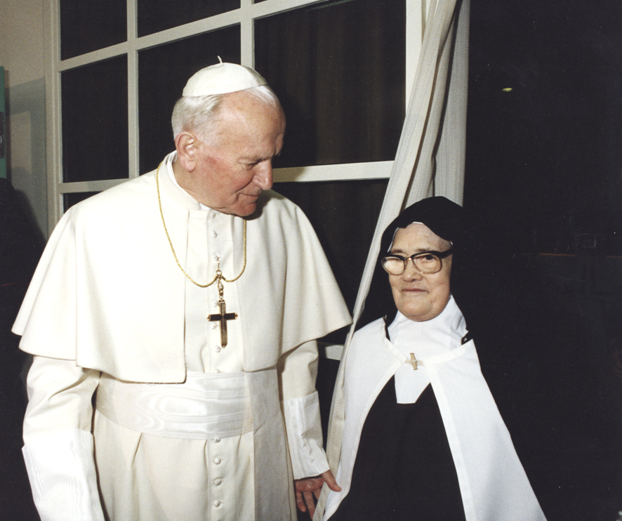 El Papa Juan Pablo II y la hermana Lucía dos Santos,  la única de los tres pastorcitos de Fátima que quedó con vida después de la aparición de la Virgen. 