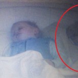 Graban a supuesto fantasma de un bebé durmiendo al lado de otro niño
