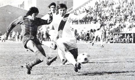 El delantero chileno Carlos Caszely marcando un gol para el Levante en 1973.