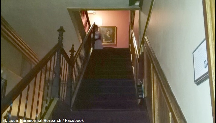 Fotografía del supuesto fantasma de la "dama de blanco" en las escaleras de la mansión Lemp, captada por la Sociedad de Investigaciones Paranormales de San Luis.