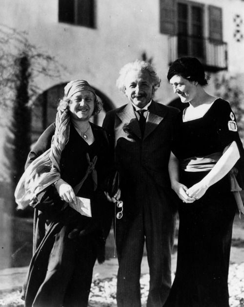 Albert Einstein junto a su esposa Elsa y la psíquica Gene Dennis.