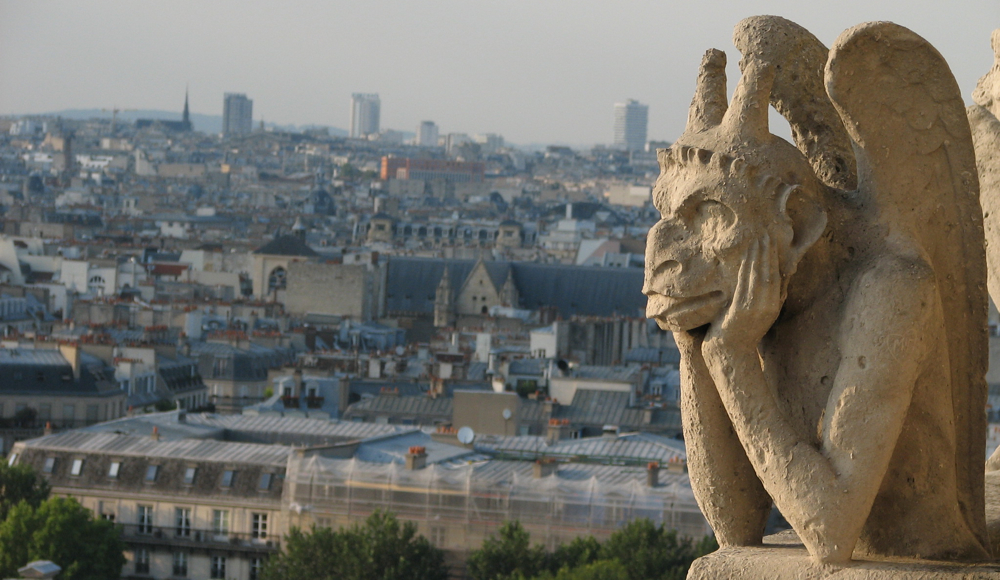 Una de las gárgolas que adornan las alturas de la Catedral de Notre Dame.