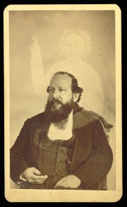 El fotógrafo William H. Mumler junto al supuesto fantasma de su fallecida prima.