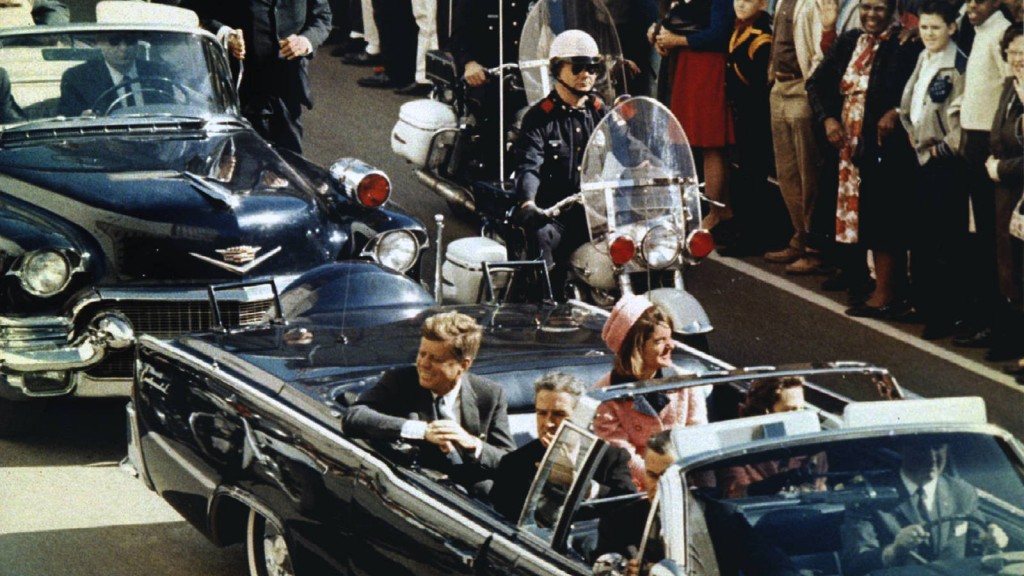 El Presidente John F. Kennedy antes de ser asesinado en una de las calles de Dallas.