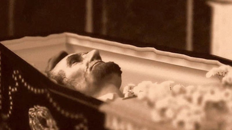 El cadáver del Presidente Abraham Lincoln reposando en un féretro durante su funeral. 