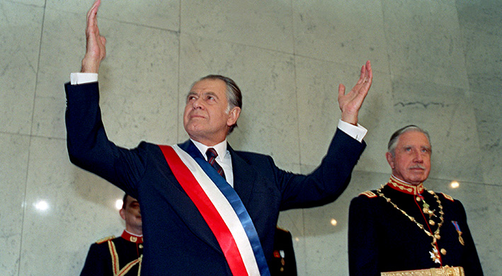 Patricio Aylwin tras asumir la Presidencia de la República el 11 de marzo de 1990, en el  Congreso Nacional en Valparaíso.