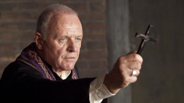 Anthony Hopkins interpretando al Padre Lucas, un experimentado exorcista, en la película "El Rito" (2011).