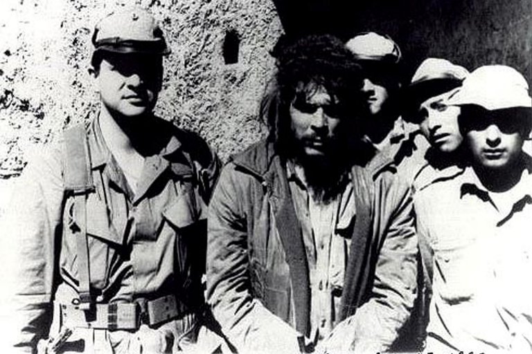 El Che Guevara tras ser capturado el 8 de octubre de 1967. A su derecha aparece el agente de la CIA de origen cubano Félix Ismael Rodríguez.