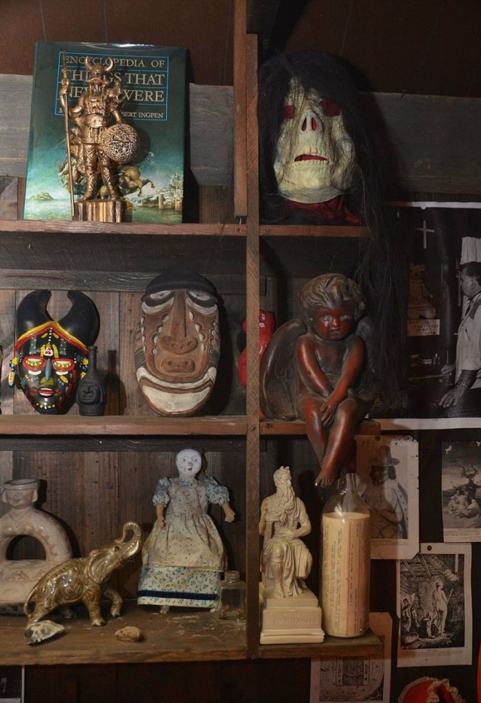 Los artículos provienen de África, entre otros países, con máscaras vudú y objetos rituales.