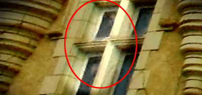 Fotografía de un supuesto fantasma captado detrás de una de las ventanas del Castillo Fougeret, tomada por un visitante.