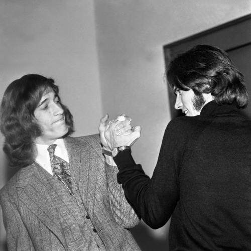 Los hermanos Robin y Barry Gibb fotografiados  a fines de los años 60'.