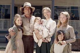 Michael Landon junto al resto del elenco que personificó a la familia Ingalls, los protagonistas de la serie televisiva "La Pequeña Casa en la Pradera".