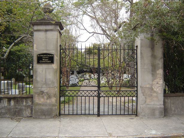 La entrada del  cementerio de la Iglesia de San Felipe. Sue Howard Hardy murió en misteriosas circunstancias hace 134 años en Charleston, Carolina del Sur, y se convirtió en una leyenda de este campo santo. 