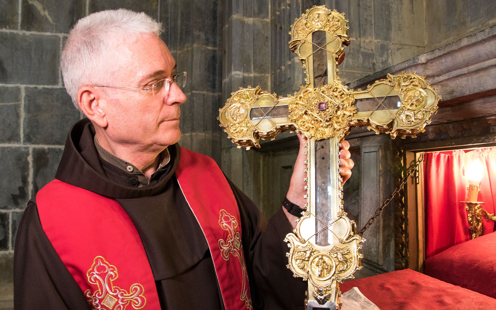 El “Lignum Crucis”, reliquia sagrada que se encuentra desde hace siglos en el Monasterio de Santo Toribio de Liébana, en Cantabria, España. 